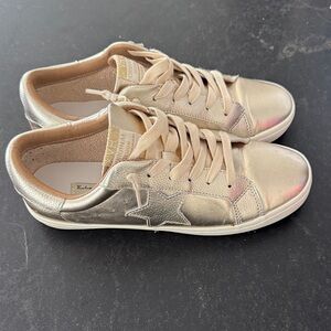 VINTAGE HAVANA Women's FAE Metallic Lace Up Star Sneaker Gold